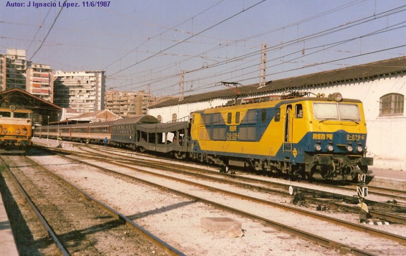 e149 Málaga. Expreso Málaga-Barcelona esperando la salida bajo el sol.jpg