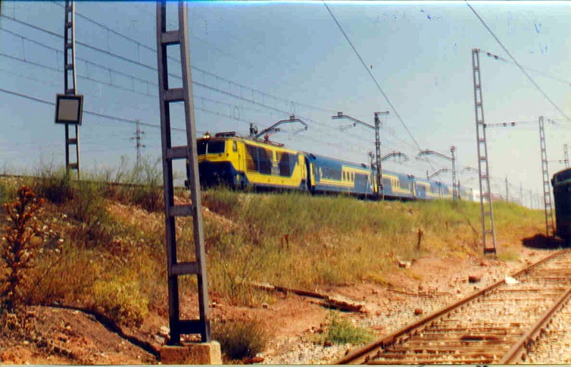 250-005 entra con el ''García Lorca''. Depósito de Alcázar, 17-08-1992..jpg