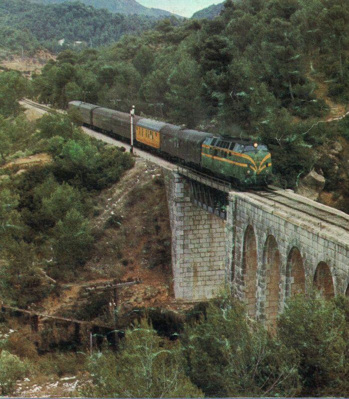 e25 Omnibus Valencia-Madrid a la altura de Siete Aguas. Años 80 (Revista FERROCARRIL).JPG