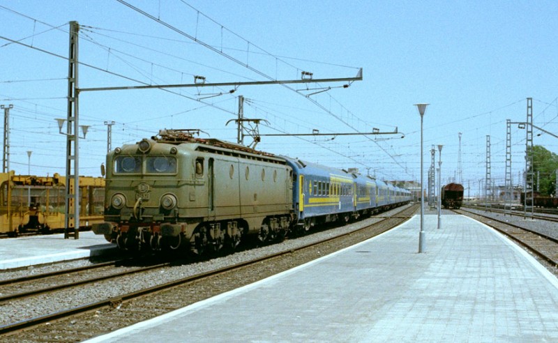 e50 Alsthom 276-037 con un Rápido Diurno Sevilla-Madrid. Alcázar de San Juan, julio de 1982.jpg