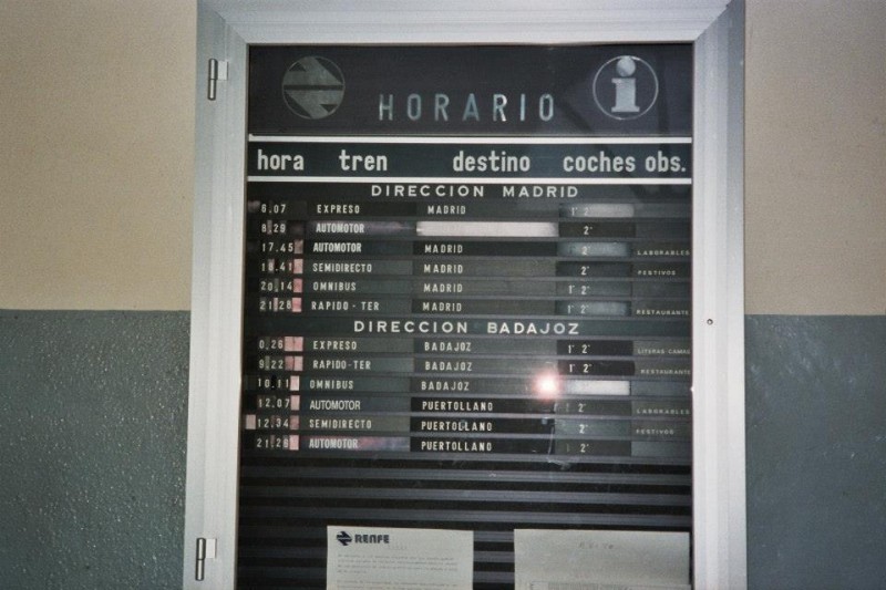 12-Vista del panel de horarios de los trenes de viajeros, est. Mora y Orgaz, 10-01-88.jpg