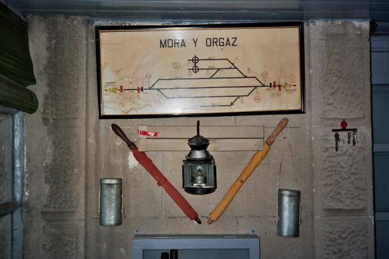 13-Esquema de vías, Banderas, farol y cajas de petardos, est. Mora y Orgaz 10-10-88.jpg