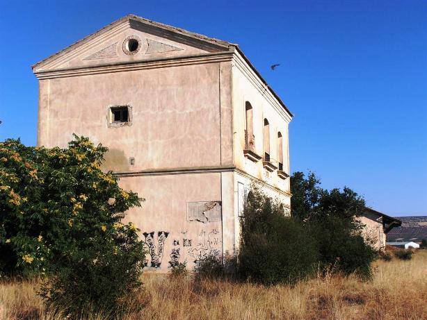 24-Estación de los Yebenes en estado ruinoso despues del cierre.jpg