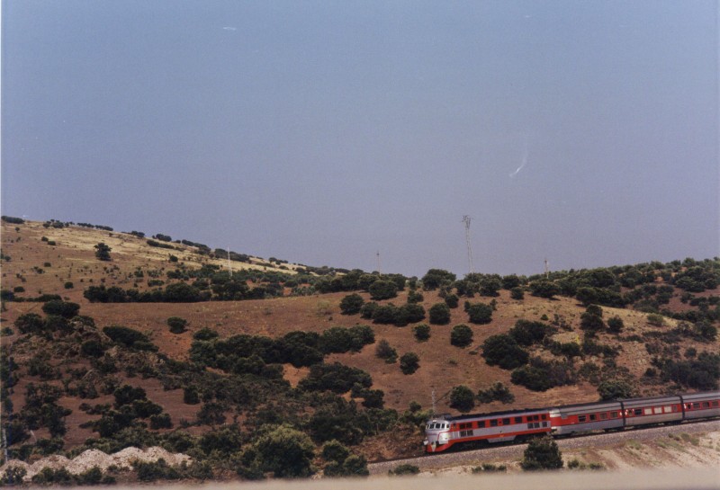 37-Talgo 3 con destino a Madrid a su paso por Despeñaperros, 07-1999..jpg