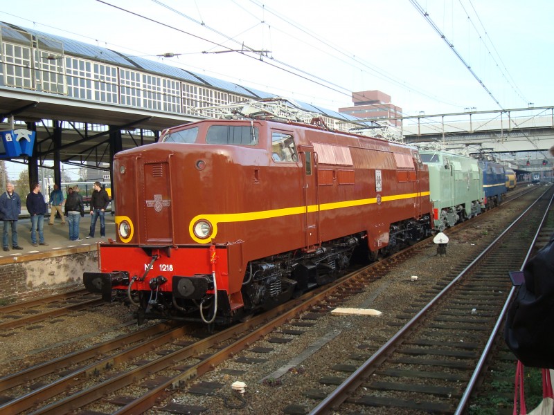 Electrische_locomotief_NS1218_te_Amersfoort_12-11-2011.jpg