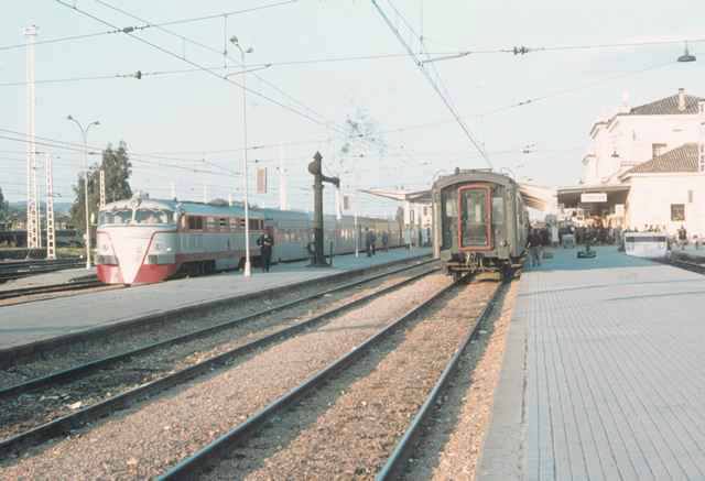 Talgo en la estacion de Cordoba.Foto de la antigua web www.30937.co.uk..jpg