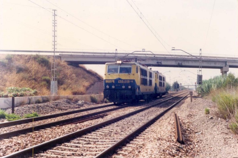 250-006 + 250-003 en UM por pruebas de tensión de catenaria. El Puig, 11,17h. 03-09-1993..jpg