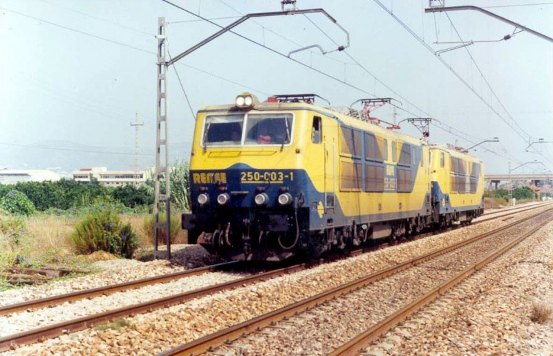 250-003 + 250-006 en UM por pruebas de tensión de catenaria. El Puig, 11,46h. 03-09-1993..jpg