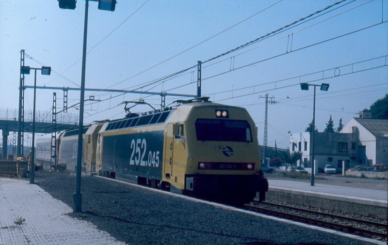 252-045 + 252-069 y el coche laboratorio en un tren de pruebas. El Puig, 12,04h. 28-10-1996..jpg