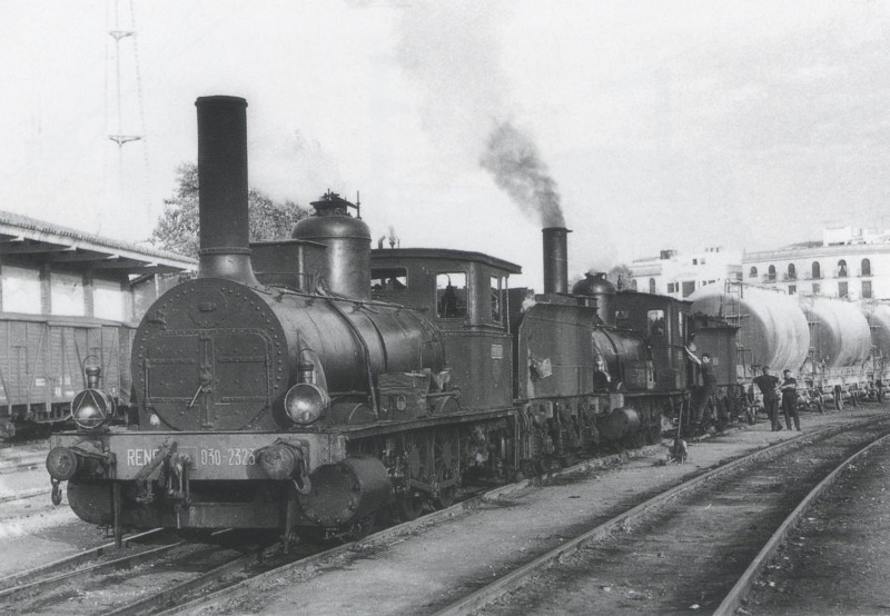 030-2323 y 2332 con un tren de cemento en Sevilla san Bernardo 19oct63.jpg