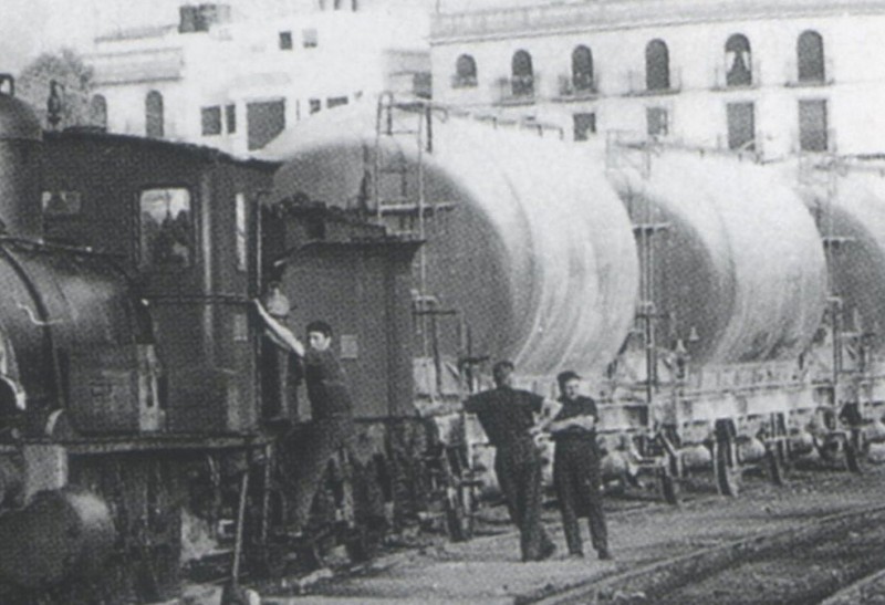 Tolvas cementeras de 3 ejes en Sevilla San Bernardo 19oct63.jpg