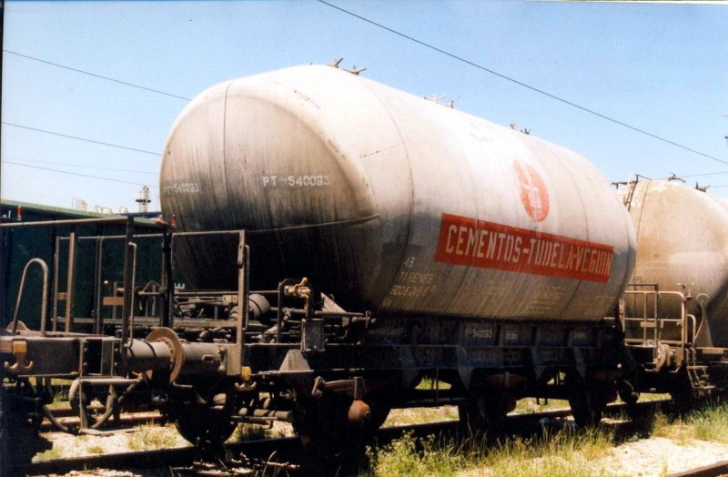 1055-N Tolva PT-540.093 de Tudela Veguín, Uc 43 71 900 5 249-5 a desguace. León-Clasificación. 20-05-2001.jpg