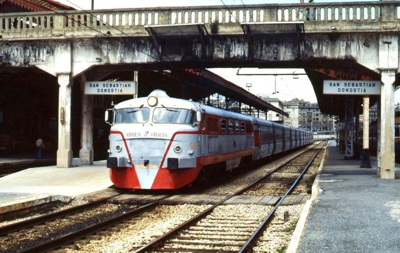 352.009 - Virgen de Gracia. Talgo III en San Sebastián . Abril 1986. Foto Horst Lüdicke.jpg