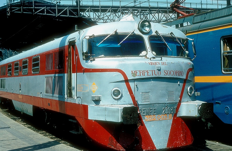 352.003 - Virgen del Perpetuo Socorro. Talgo III - Madrid-Atocha 28.08.1980.jpg