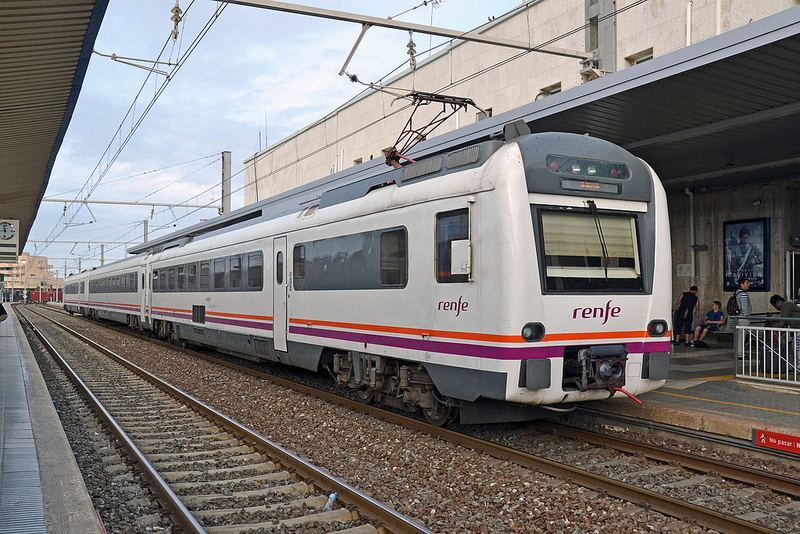 448.021 - Tarragona working the 07.17 Barcelona Estacio de Franca - Reus Regional Express on Friday 28th June  2013.jpg