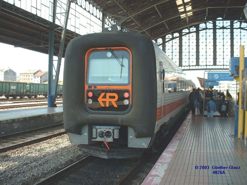 594.000 - Santiago de Compostela. 08-05-2003. Regional a Vigo. Foto Günther Glauz.jpg