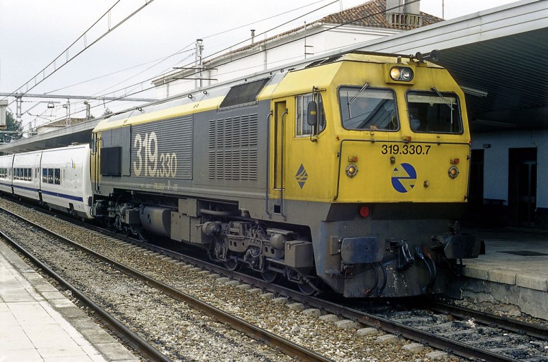 319.330 - Talgo 7 hacia Almería - Linares-Baeza. Abril 2001 - Foto Falk2.jpg