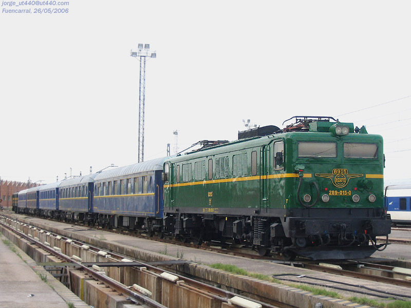 289.015 - (ex- 8915) con los coches Restaurantes 12900 - Fuencarral, 26-05-2006.jpg