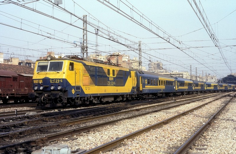 Estación de Valencia. 250.029 - 29-10-1988. Foto P. Cvikevic.jpg