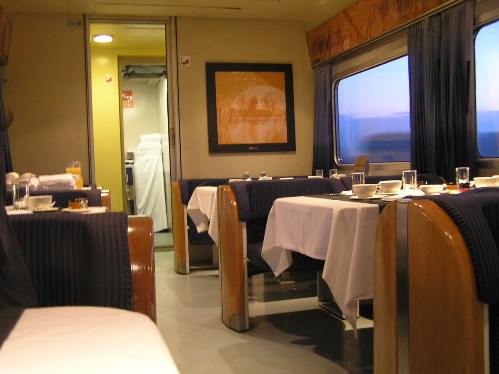 Trenhotel Coche restaurante.jpg