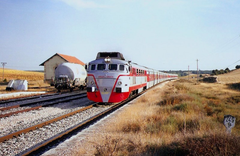 352.009 - V. de Gracia. Talgo en Villamayor de Los Montes, verano 1999 - Foto Ordunte.jpg