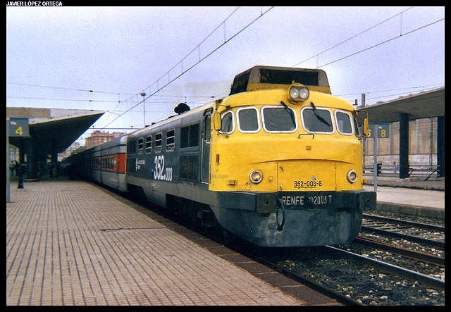 352.003 - Burgos. Talgo Irún.Bilbao-Madrid. 26-08-1999.jpg