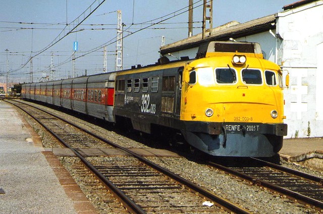 352.003 - Talgo III. Miranda de Ebro. Irún.Bilbao-Madrid. años 90.jpg