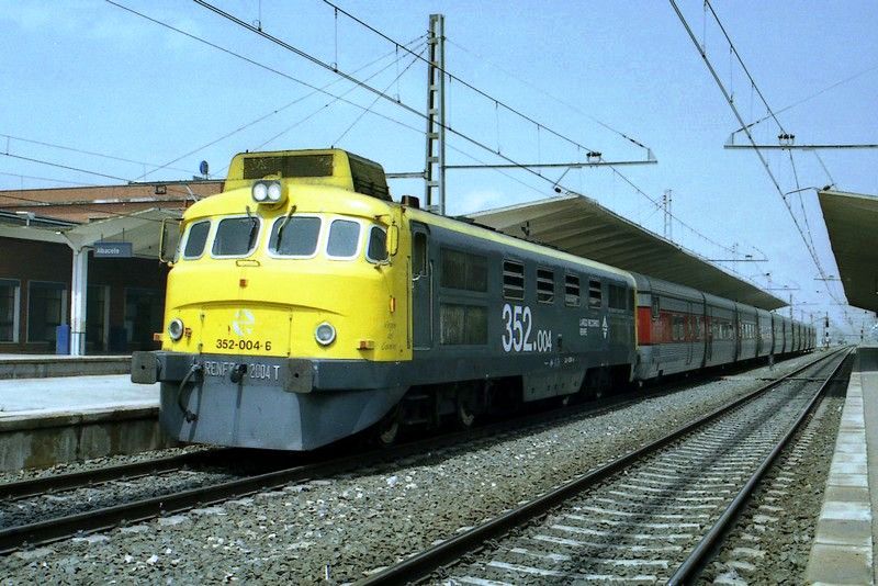 352.004 - 2004T con el Talgo III Madrid Ch.-Cartagena. Albacete 2004.jpg