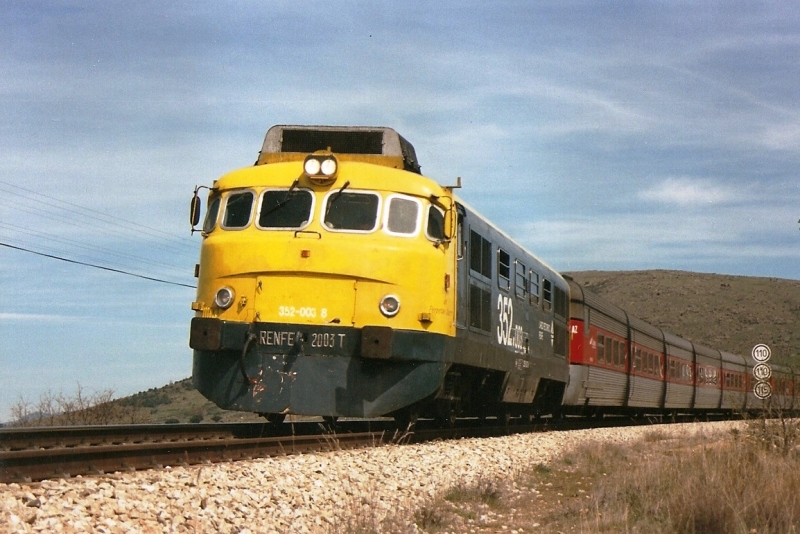 352.003 - Talgo en  Garaganta de los Montes. Abril de 2001-.jpg