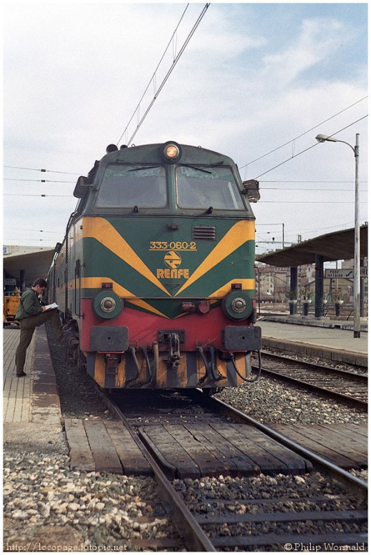 e102 333-060 al frente del Expreso Irún-Madrid Chamartín. Burgos, 6 de febrero de 1985.jpg