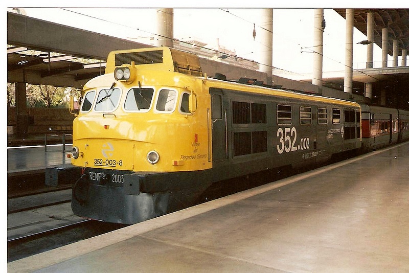 352.003 - Talgo III.  Madrid-Atocha. sep. 1995 - Foto Alco318.jpg