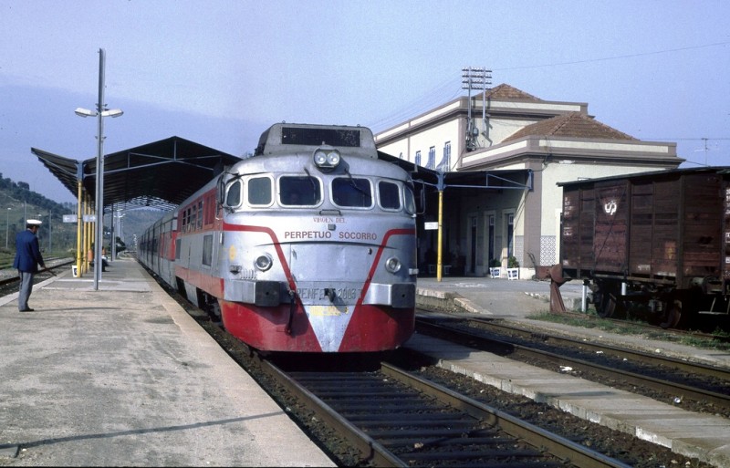 352.003 - Talgo Virgen del Perpetuo Socorro. Abrantes. 12.11.1993 - Foto Adrian Nicholls.jpg