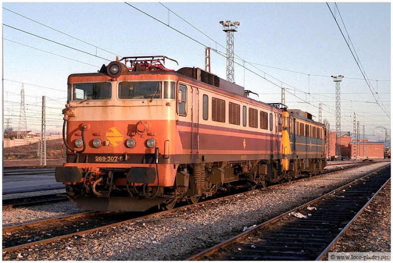 269.307 stabled at Fuencarral depot. 02-02-1988.jpg