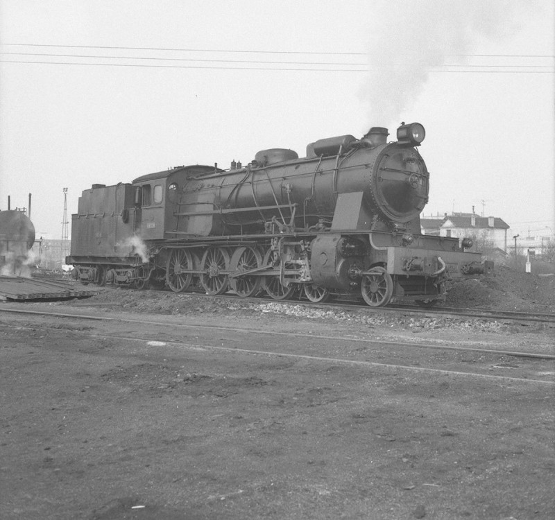 240F2290 estacionada en el depósito de Salamanca en 1969 FER..jpg