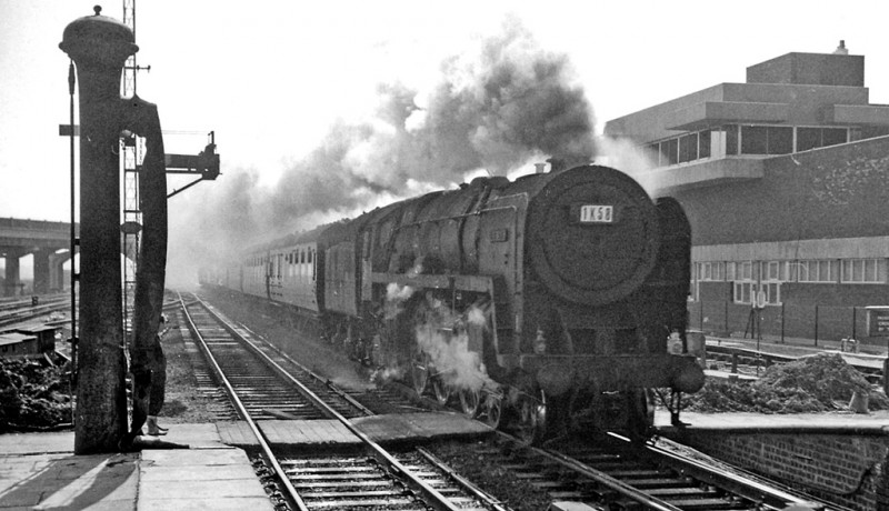 Bletchley_7_Station_geograph-2241014-by-Ben-Brooksbank.jpg