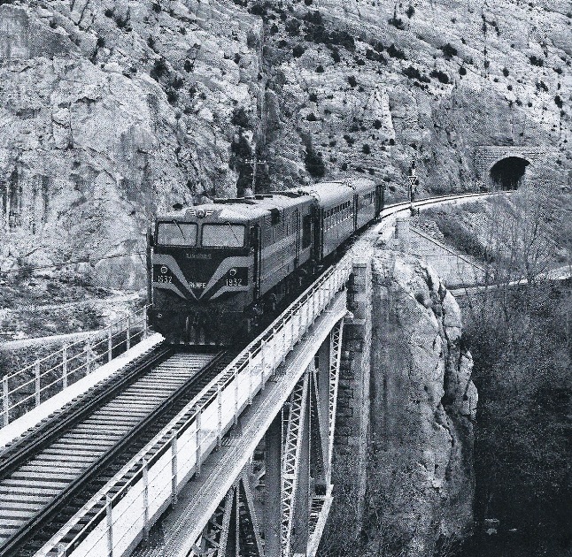 319.032 encabeza el ómnibus Burgos-Ciudad Dosante (Foto Josep Miquel-Cuadernos de Historia Ferroviaria).jpg