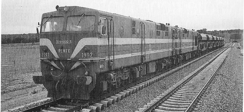 Enero de 1991, poco tiempo antes de su desguace, la 1992 y la 1995 arrastran un tren de tolvas en la línea del AVE Madrid-Sevilla (Foto Juan Carlos Lopez Peco).jpg