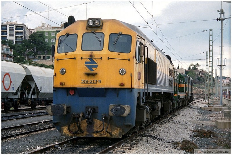 319.213 - Tarragona station. 05-02-1988 .- Phil Wormald.jpg