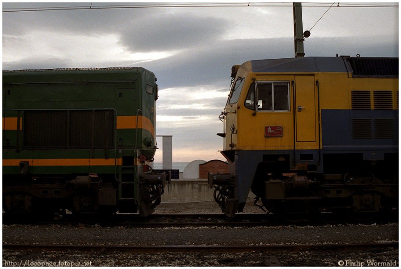 e161 319-062 y 319-213 estacionadas en Tarragona. 5 de febrero de 1988.jpg