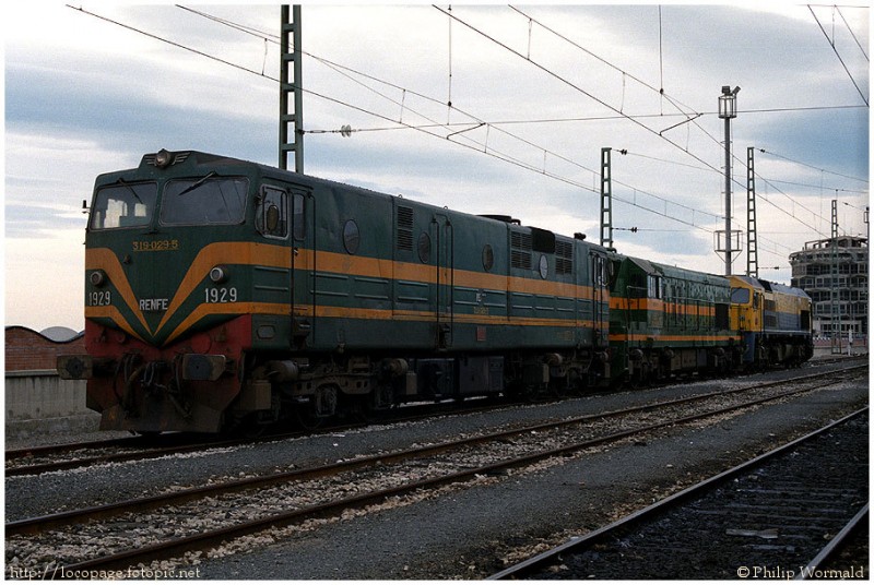 e161 319-029 estacionada en  Tarragona.  5 de febrero de 1988.jpg