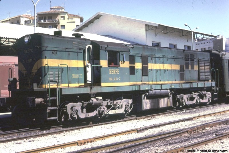 313.031 - Granada, con tren omnibus, 1985. Foto. Philip G. Graham.jpg