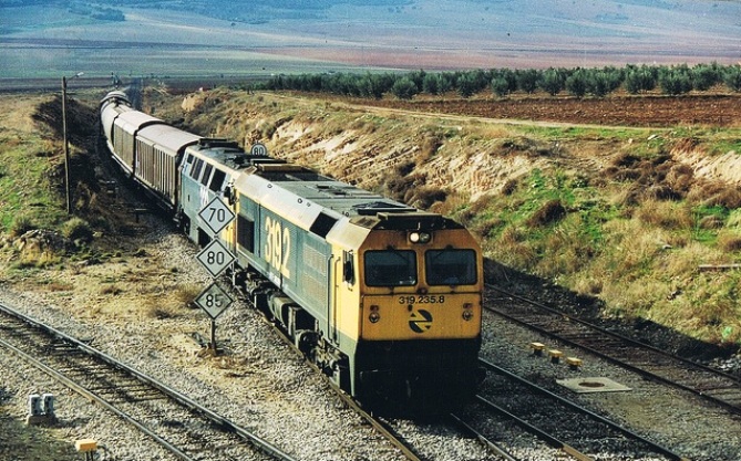 319.235 - Entrando en la estación de Moreda .- Costa Martínez.jpg