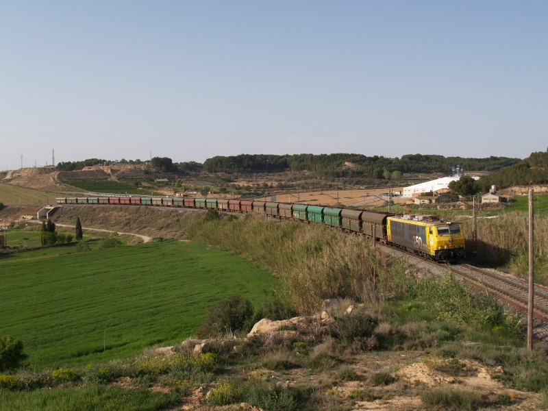 250-001CON UN CORTE DE TOLVAS PROCEDENTE DE MONZON Y DESTINO TARRAGONA SALIENDO DE LA ESTACION DE.jpg