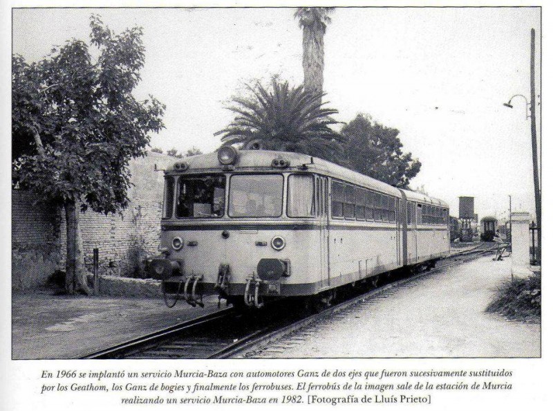 ferrobus en la estacion de Murcia realizando un servicio Murcia Baza 1982 foto  de Lluis prieto.jpg