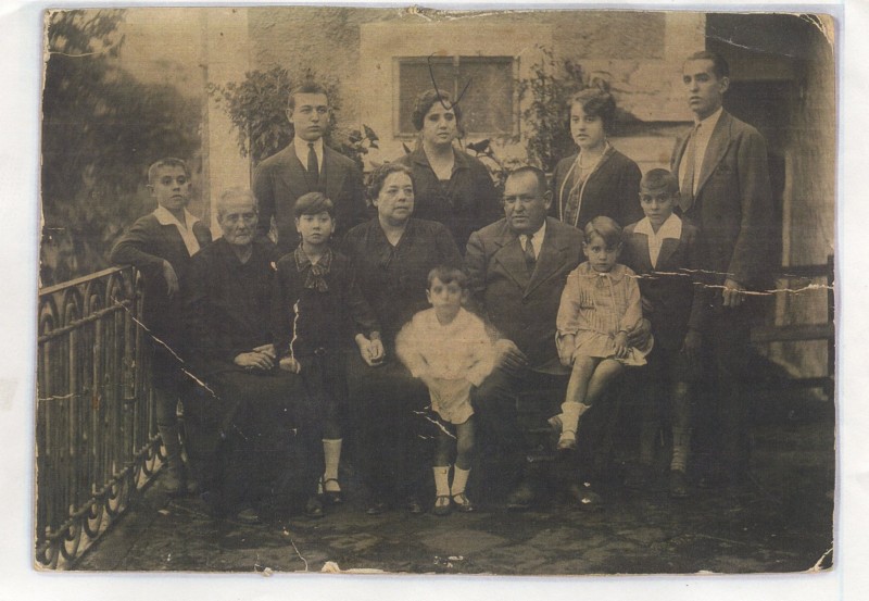 familia De la torre Aguilera en la terraza de la estacion .Cuando su abuelo era jefe de estacion.foto J miguel de la torre.jpg