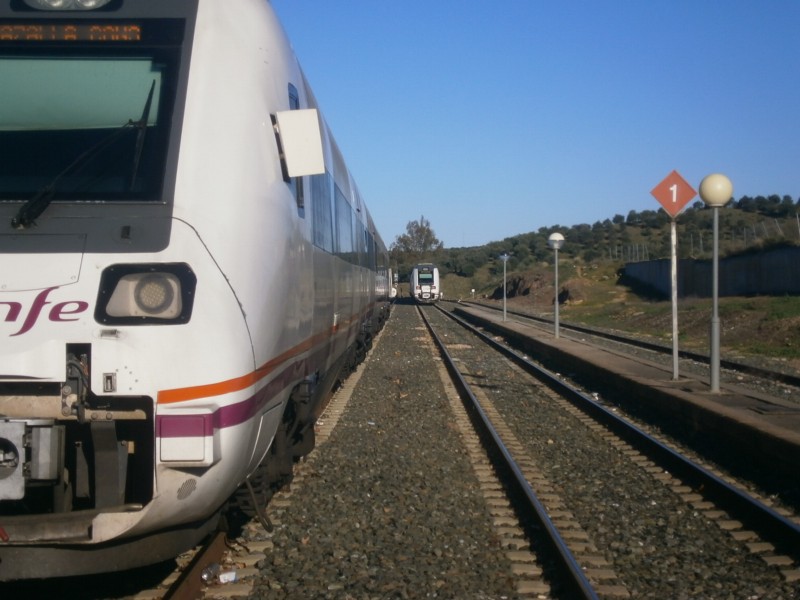 Nuestro tren averiado a a izquierda y a la derecha pasaba un tren doble fletado por el Aayuntamiento de El Pedroso...Villanueva del rio 8-12-2014.JPG
