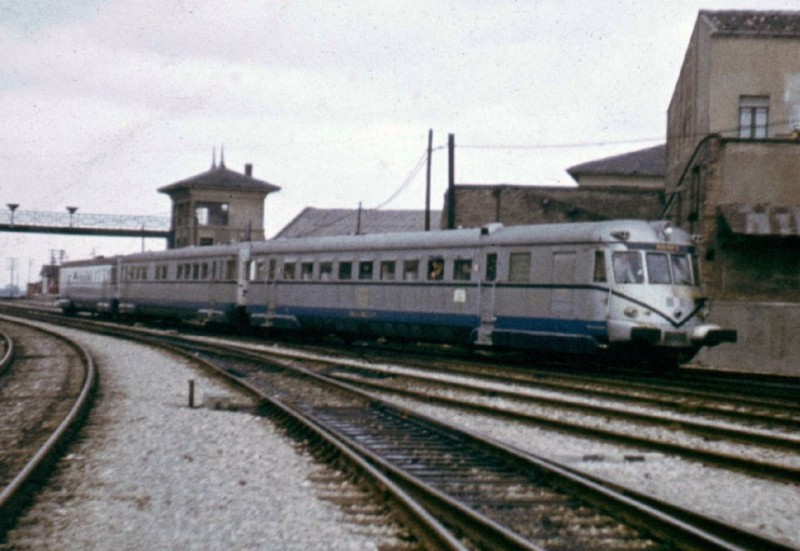 595-000 TAF Salamanca-Barcelona entrando en Zaragoza-Portillo en 1973..jpg