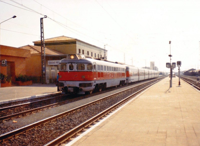 1-Talgo 3 (Conquistadores) estacionado en Ciudad Real.jpg