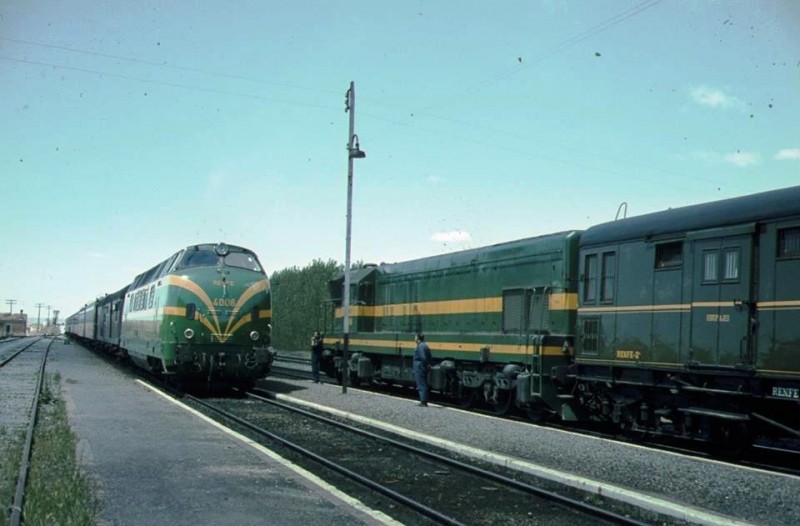 340.006 - Estación de Torralba, cruce del Expreso Barcelona-Madrid con la 4006.jpg