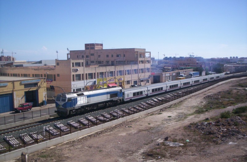 Talgo Almeria-Madrid saliendo de la primera. 3 de octubre de 2007.jpg